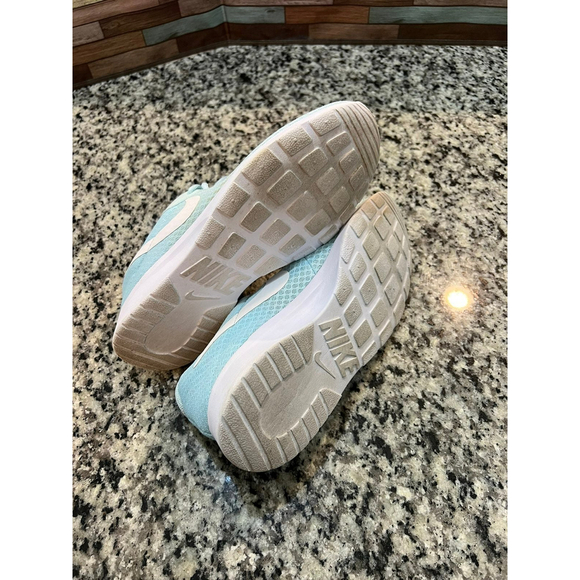 Nike Tanjun Sneakers, size 9.5 - Picture 4 of 6